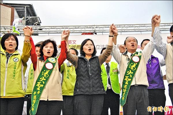 民進黨主席蔡英文（前排左三），昨在湯火聖競選總部成立大會上，牽起湯火聖（前排左四）的手，高喊凍蒜。（記者陳鳳麗攝）