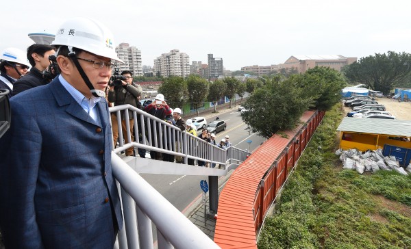 台北市長柯文哲11日赴新北市林口區視察世大運選手村施工進度。(記者張嘉明攝) 台北市長柯文哲11日赴新北市林口區視察世大運選手村施工進度。(記者張嘉明攝)