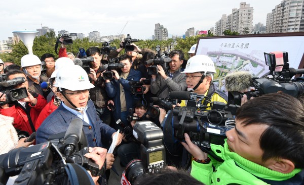 台北市長柯文哲11日赴新北市林口區視察世大運選手村施工進度。(記者張嘉明攝) 台北市長柯文哲11日赴新北市林口區視察世大運選手村施工進度。(記者張嘉明攝)