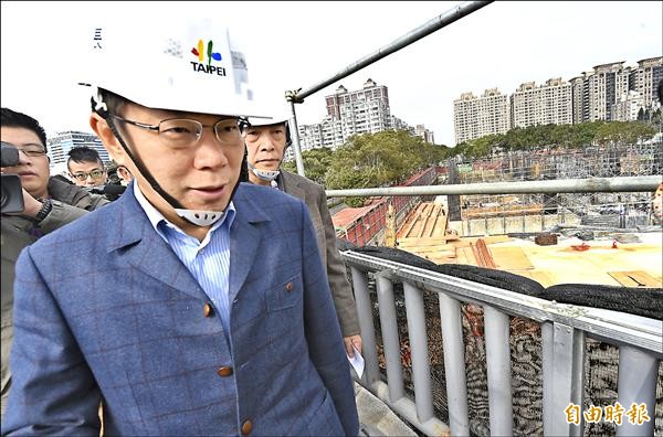 台北市長柯文哲昨赴新北市林口區視察世大運選手村施工進度。（記者張嘉明攝）