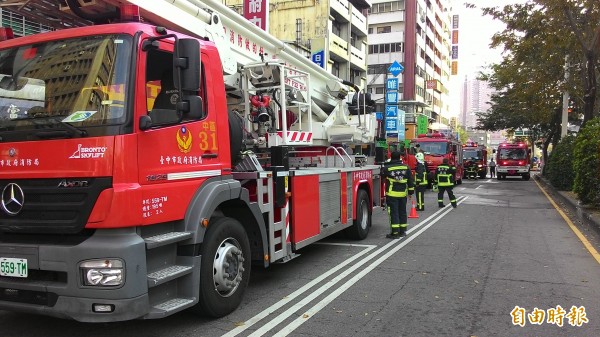 消防隊出動多輛消防車到場灌救。（記者林良昇攝）