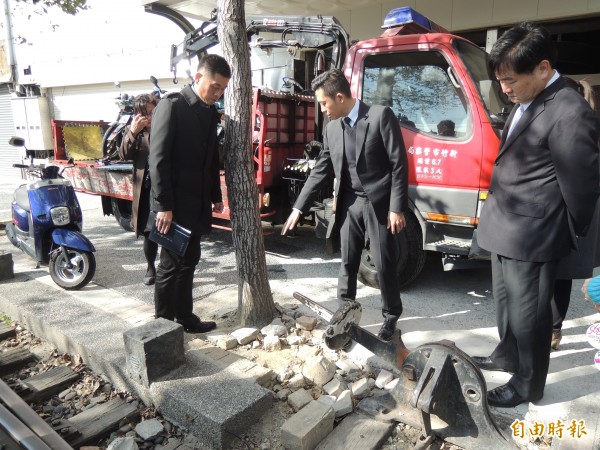 新竹市長林智堅邀集7個局處單位前往火車站前廣場進行市容大檢視，要求各單位做好自己工作範圍情事，農曆春節前完成改善與整理，重現火車站前廣場的風華。（記者洪美秀攝）