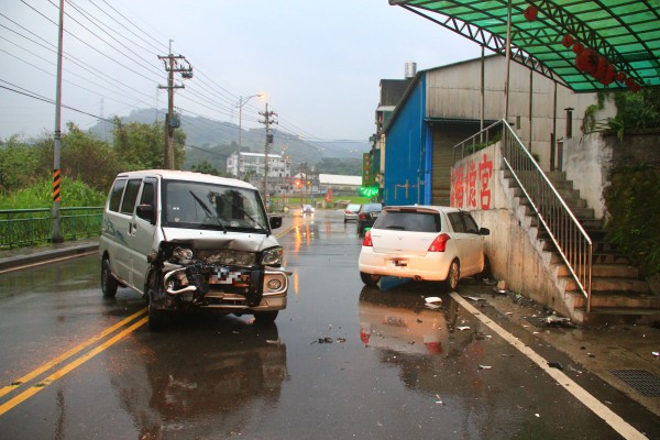 又是酒駕釀禍！廂型車、小客車對撞。（記者吳政峰攝）
