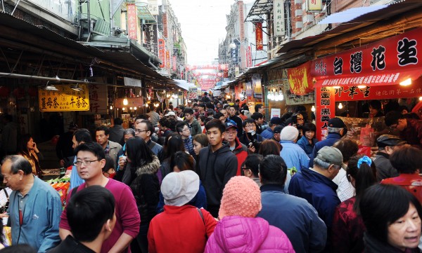 北市迪化街年或大街今年檔期較去年減少4天。（資料照，記者羅沛德攝）