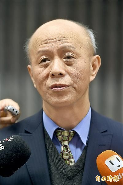 高鐵財改不成，政府接管法源的獎參條例１２日送立院審查，有別於高鐵財改案闖關時的氣氛凝重，朝野立委罕見取得高度共識，15分鐘就迅速審查完畢，初審過關。圖為高鐵局長胡湘麟接受媒體採訪。（記者方賓照攝）