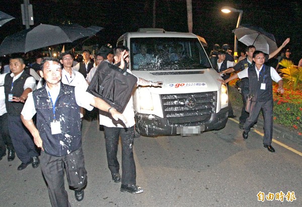 圖為中國國台辦主任張志軍的座車遭潑漆。（資料照，記者黃志源攝）