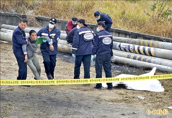 花壇鄉三芬路一處空地昨天被發現有一具燒焦的男屍，家屬認屍時癱軟跪地痛哭。（記者湯世名攝）