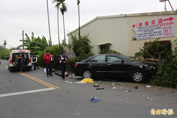 小轎車疑逆向超車，撞上5名在路旁工作的公務員及地主。（記者詹士弘攝）