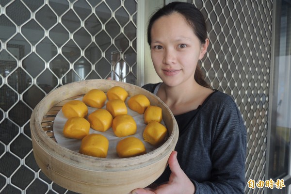 知本溫泉區推廣薑黃饅頭，好吃又營養。（記者張存薇攝）