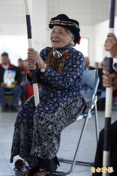 高齡的90歲阿嬤孟花蕊，參與刺球祈福活動，阿嬤說，大家聚在一起，就是幫大頭目圓夢！（記者邱芷柔攝）