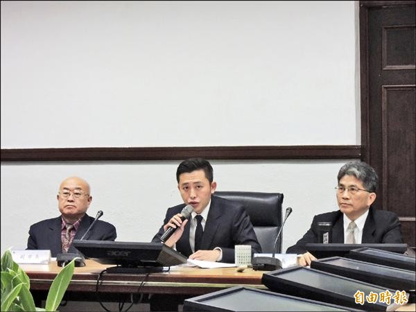 新竹市長林智堅（中）宣佈暫緩執行爭議多時的茄苳銜接西濱公路中的R1道路，會把經費做香山地區交通改善與路平專案使用。（記者洪美秀攝）