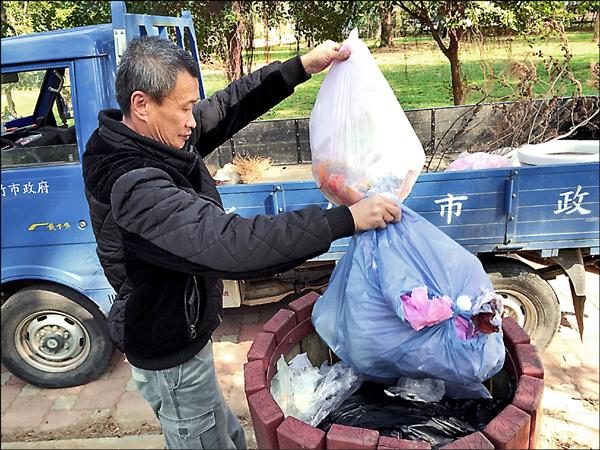 為遏阻民眾將家戶垃圾丟到公園內的垃圾桶，市府將施鐵腕祭重罰。（市府提供）