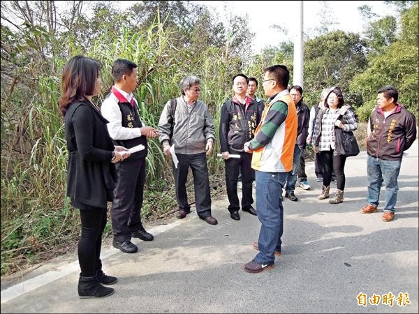 苗三十六之一線通霄到銅鑼科學園區拓寬工程，立委陳超明服務處人員邀公路總局及地方鄉親到場會勘。（記者張勳騰攝）