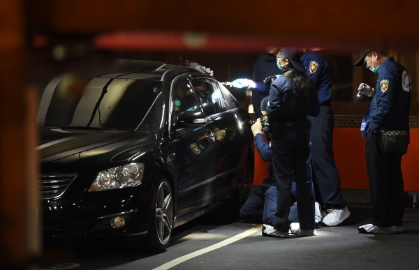 西門町峨嵋停車場13日發生槍擊案，兩名死者倒臥座車內，警方封鎖現場進行勘驗。（資料照，記者羅沛德攝）