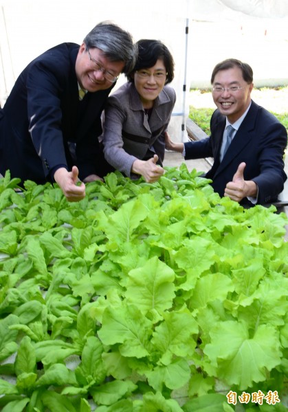 教育部長吳思華（左）參觀虎山國小的水耕蔬菜，讚譽有加。（記者吳俊鋒攝）