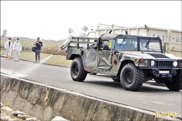 國軍支援悍馬車及化學兵協助水禽場周邊消毒防疫。（記者劉婉君攝）