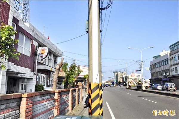 派出所位在張藥房原址（右側遠處）對街，距離僅有20公尺。（記者彭健禮攝）