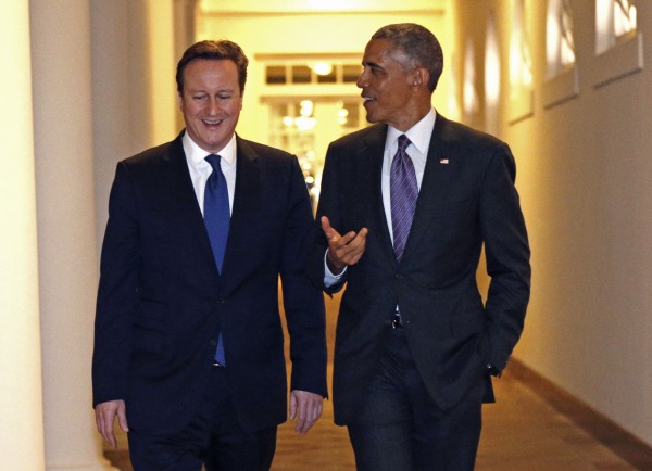 歐巴馬（右）與英國首相卡麥隆（左）聯合發表了一篇文章，旨在誓言抵制極端主義份子。（路透）