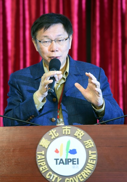 台北市長柯文哲決定依法行政，指示北市府把積欠中央政府的勞健保費款項分年還清，可望結束長達15年的爭議。（資料照，記者方賓照攝）