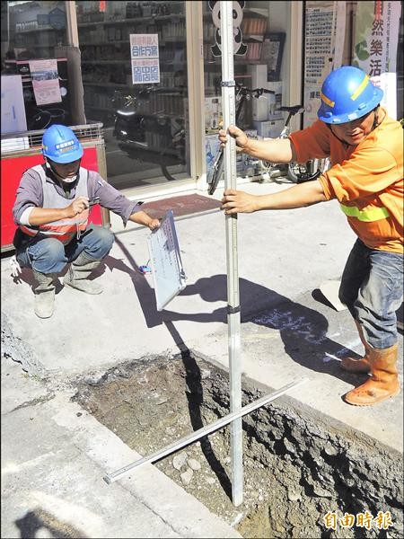 埔里污水下水道工程將於今年底動工，營建署先在主、次幹管道路先行展開挖掘探管工程，並進行管線深度、距離測量及記錄分布位置。（記者佟振國攝）