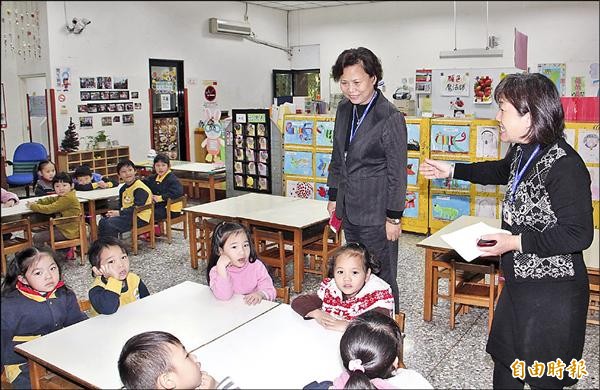 南投市長宋懷琳（立者右二）前往市立幼兒園分班關心幼兒上課情形。（記者陳信仁攝）