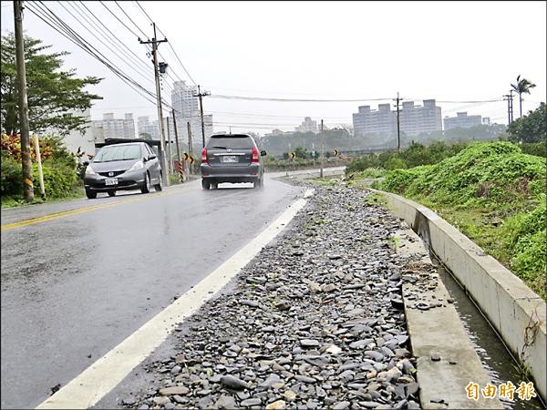 礁溪林尾路往龍泉橋前約一百五十米路側未加封柏油，僅用砂石代替，居民憂心成為危險路段，縣府地政處表示會盡速在一周內加封柏油。（記者王揚宇攝）