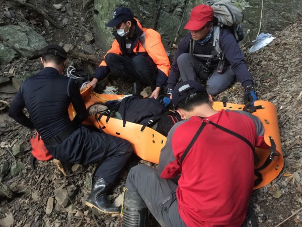 宜蘭縣消防局搜救小組，今天下午4點28分，在合興社區後方山區尋獲採山蘇失聯的呂姓婦人。（圖由宜蘭縣消防局提供）