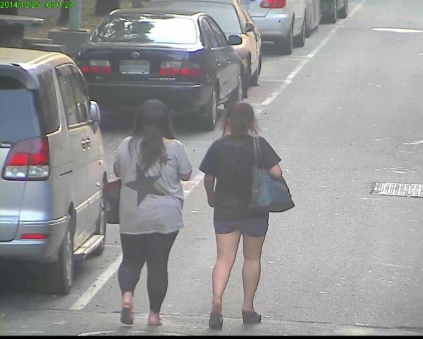 台中2女在高雄竊機車代步,其中有1女穿星星圖案的上衣(記者方志賢翻攝) 台中2女在高雄竊機車代步,其中有1女穿星星圖案的上衣(記者方志賢翻攝)