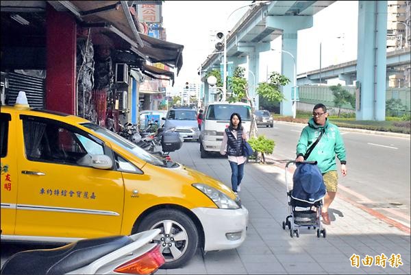 車行霸占人行道板橋民生路難行 地方 自由時報電子報