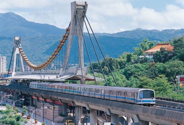 劍潭捷運站的極簡設計融合龍舟的建築造型，受到國外網站好評。（圖擷取自thrillist.com）