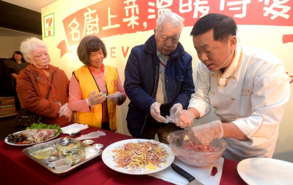 超商舉辦年菜辦桌活動，除讓弱勢長輩提前圍爐外，還找來只在電視看到的名廚傳授廚藝，相伴吃年菜。（記者林正堃攝）