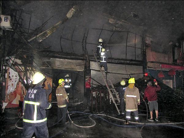 埔里鎮昨日凌晨也發生鐵皮店舖大火，消防員及時進入火場滅火。（民眾提供）