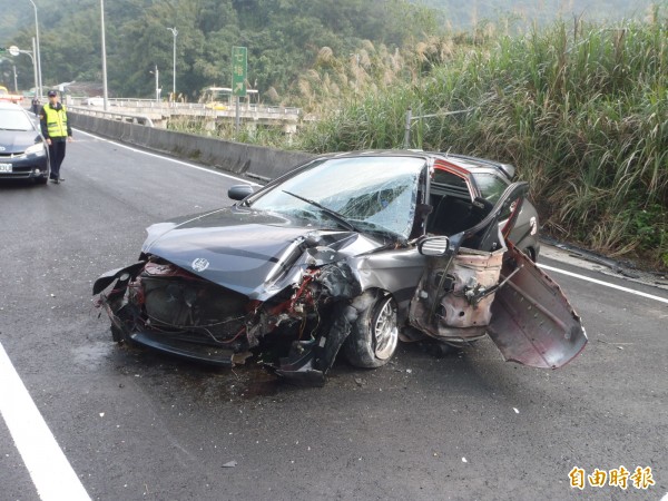 莊男的車子撞到連門都掉下來了。（記者吳政峰攝）