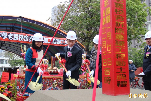 新竹市光武國中老舊校舍拆除重建工程舉行動土典禮，市長林智堅及民意代表都出席參加動土和祈福儀式。（記者洪美秀攝）