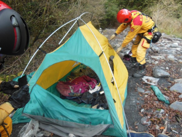 民眾在白石山下的帳篷內發現一具遺體及散落的物品，經確認就是失聯多時的登山好手蕭廉溪。（圖由仁愛分局提供）