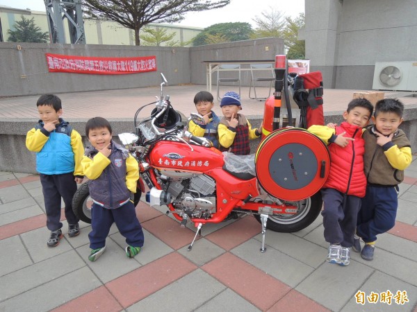 外型搶眼的消防重機車，深受小朋友喜愛。（記者林孟婷攝）