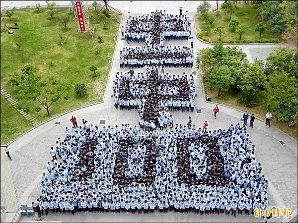 台中一中百年校慶倒數百日，昨天二千名學生在學校中庭排出「中一中100」字樣，為校慶暖身。（記者蔡淑媛攝）