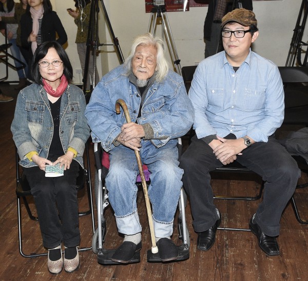 史明紀錄片「革命進行式」舉行新片上映記者會，片中主角高齡97歲的史明（中）與導演陳麗貴（左）、製作人姚文智（右）一同合影。（記者陳志曲攝）