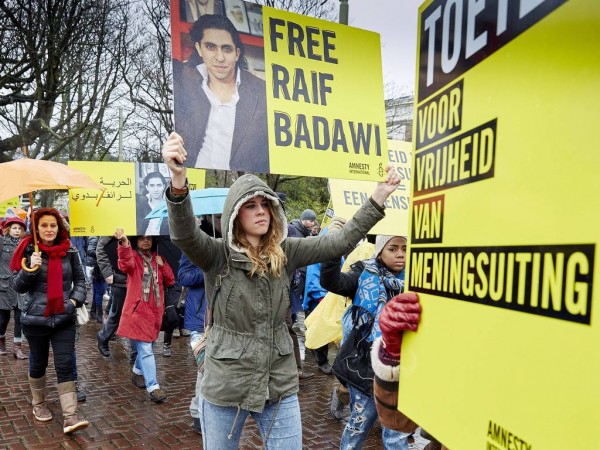 沙烏地阿拉伯自由派網路作家巴達威因成立一個討論政治與社會議題的論壇遭判刑1000鞭，引發國際人權組織與各國政府關注。（法新社）