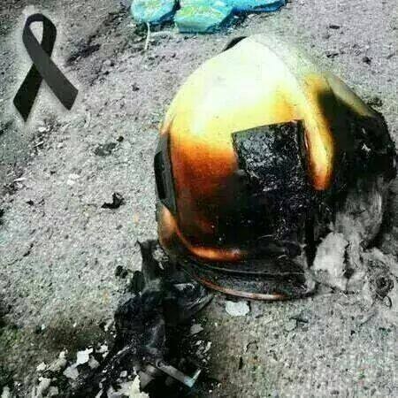 陳鳳翔臉書相簿中，有一張消防員在高雄氣爆中遺落的燒焦消防帽照片。（圖取自陳鳳翔臉書）