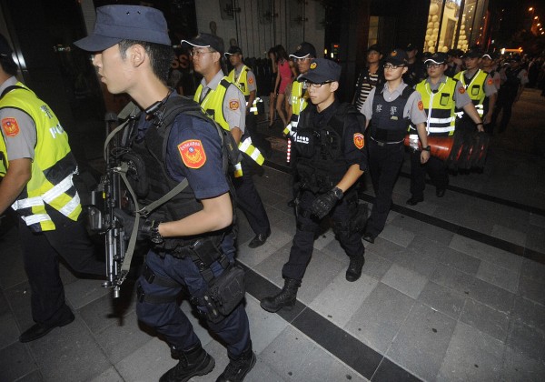 台中市警局二分局邱姓員警，去年9月警政署執行全國大掃黑行動，邱竟將計畫內容傳給張姓朋友，邱被依瀆職罪起訴。圖為去年警政署通令各警察機關實施全國大掃黑。（圖非當事人，資料照，記者廖振輝攝）