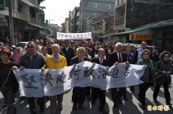 高雄市府與財團法人八卦寮文教基金會今天在橋頭老街舉辦「走在歷史前方-橋頭事件回顧與前瞻」現場重現紀念活動。（記者蘇福男攝）