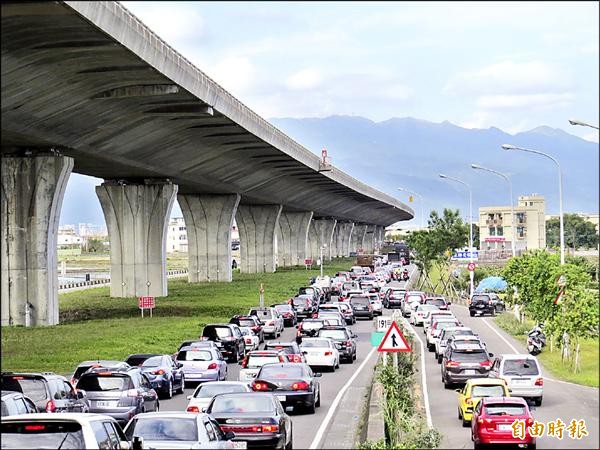 元旦4天連假礁溪大塞車，宜蘭縣政府昨於縣議會專案報告，提出辦法希望春節不重蹈覆轍。（資料照，記者王揚宇攝）