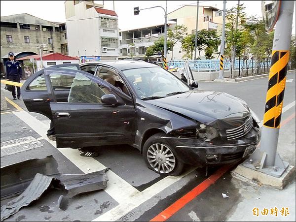 毒鴛鴦駕駛的車最後撞到電桿被制伏。（記者顏宏駿攝）