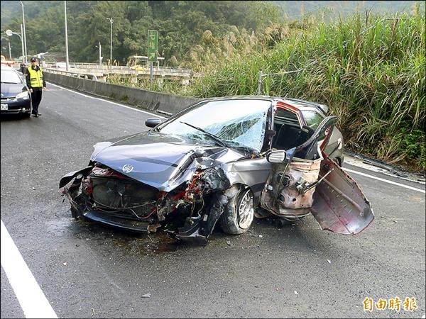 車子撞到連門都掉下來了。（記者吳政峰攝）