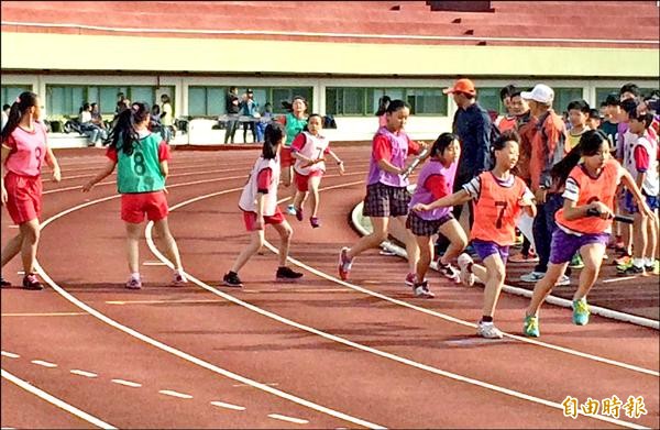 台南市中運的國中、小學班際大隊接力錦標賽因攸關免試入學超額比序的競賽成績，比賽激烈，投訴抗議多。（記者楊金城攝）