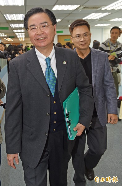 民進黨秘書長吳釗燮（左）昨宣布新的黨務主管人事，前外交部長黃志芳（右）將接任國際事務部主任。（記者簡榮豐攝）