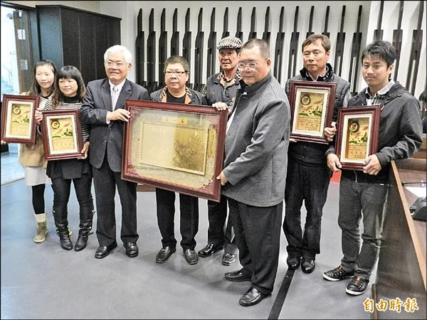 縣長李進勇（左三）昨天到雲林區漁會頒獎。（記者鄭旭凱攝）