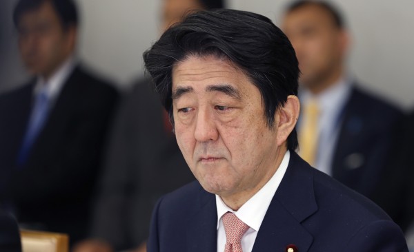日本首相安倍晉三近來為救出兩名日本人質，積極尋求解決方法。（路透）