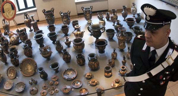 義大利警方近期破獲該國史上最大規模的文物走私案，查扣5361件考古文物。（歐新社）